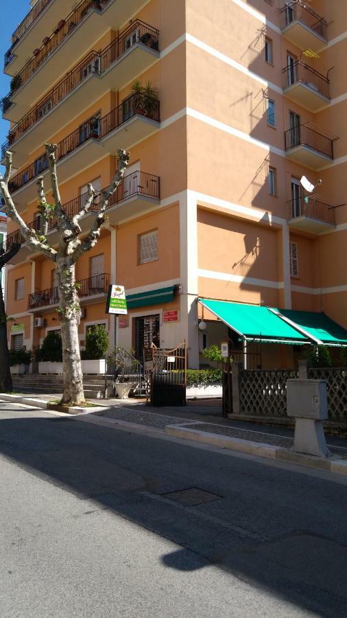 לינה וארוחת בוקר קייטי Il Viale מראה חיצוני תמונה